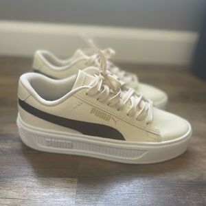 PUMA women’s size 7 1/2 sneakers